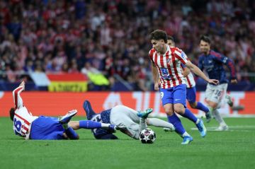 سيميوني يؤكد تمسك أتلتيكو مدريد بخدمات خوليان ألفاريس