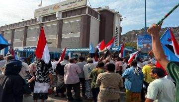 وقفة احتجاجية حاشدة أمام شركة النفط بالمعلا ضمن تصعيد شعبي رفضا لتدهور الخدمات في عدن وقفة احتجاجية حاشدة أمام شركة النفط بالمعلا ضمن تصعيد شعبي رفضا لتدهور الخدمات في عدن