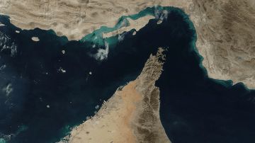 إيران تحذر السفن المخالفة من قيود أثناء العبور عبر مضيق هرمز إيران تحذر السفن المخالفة من قيود أثناء العبور عبر مضيق هرمز