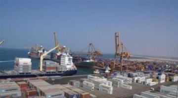 تجدد الهجمات الحوثية على ميناء المخا بالصواريخ والمسيرات تجدد الهجمات الحوثية على ميناء المخا بالصواريخ والمسيرات