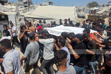 استشهاد ثلاثة فلسطينيين وإصابة آخرين بقصف صهيوني لمدينتي غزة وخان يونس استشهاد ثلاثة فلسطينيين وإصابة آخرين بقصف صهيوني لمدينتي غزة وخان يونس