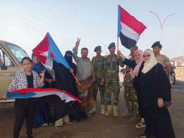 انتقالي عدن يطلق حملة لتوزيع أعلام الجنوب بالنقاط الأمنية والعسكرية انتقالي عدن يطلق حملة لتوزيع أعلام الجنوب بالنقاط الأمنية والعسكرية