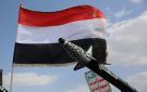 وسائل إعلام: مقتل ثلاثة من أفراد طاقم سفينة تجارية إثر استهدافها بصاروخ حوثي (صور)