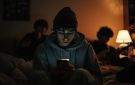 متلازمة الفومو FOMO.. هل خوفك من تفويت أشياء يؤثر في مذاكرتك؟