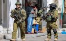إصابة فلسطينيين برصاص الاحتلال جنوب الضفة الغربية