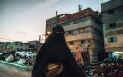 امرأة لبست النقاب ثم تراجعت بسبب العائلة.. ما الحكم؟ أمين الفتوى يجيب