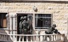 العدو الصهيوني يحقق ميدانيا مع عشرات الفلسطينيين ويقيم حاجزا في جنين ورام الله - ye