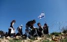 المستوطنون يواصلون اعتداءاتهم على الفلسطينيين وممتلكاتهم في الضفة الغربية - ye