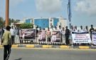 وقفة احتجاجية أمام المجمع القضائي بعدن تطالب بالإفراج عن المحضار وآخرين وحسم القضايا المتعثرة - ye