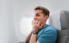 من الإغماء إلى جفاف الجلد.. ماذا يحدث لجسمك أثناء السفر بالطائرة؟ - ye