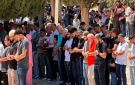 عشرات آلاف الفلسطينيين يؤدون صلاة الجمعة في المسجد الأقصى المبارك - ye