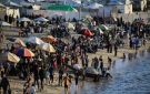 بحر غزة: متنفس النازحين يتحول إلى مصب مفتوح للصرف الصحي