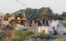 العدو الصهيوني يخطر بهدم منشآت قرب حاجز قلنديا بالقدس ويقتحم ترمسعيا - ye