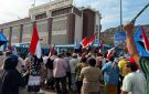 وقفة احتجاجية حاشدة أمام شركة النفط بالمعلا ضمن تصعيد شعبي رفضا لتدهور الخدمات في عدن - ye