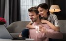 عبارات قصيرة ومبتكرة ترسل طاقة إيجابية للزوج أثناء العمل
