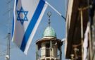 العدو الإسرائيلي يهدم منزلا جنوب الخليل ومستوطنون يرفعون أعلام العدو في بيت لحم