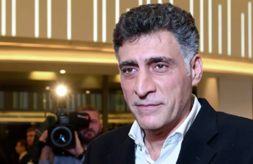 أنقذ رضيعا من حريق.. سائق جرافة روسي يحصد جائزة كيوسايان أنقذ رضيعا من حريق.. سائق جرافة روسي يحصد جائزة كيوسايان