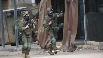 العدو الإسرائيلي يحتجز شابا فلسطينيا من الأغوار الشمالية