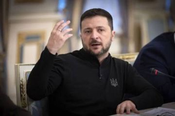 زيلينسكي يتوعد بإقالات بعد مواجهة مسلحة بين جهازي أمن أوكرانيين زيلينسكي يتوعد بإقالات بعد مواجهة مسلحة بين جهازي أمن أوكرانيين