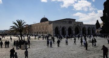 العدو الإسرائيلي يصعد من قرارات إبعاد الفلسطينيين عن المسجد الأقصى العدو الإسرائيلي يصعد من قرارات إبعاد الفلسطينيين عن المسجد الأقصى
