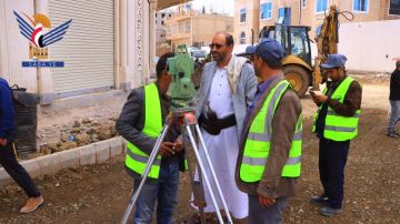 الوكيل المنتصر يتفقد مشروع شق وسفلتة شارع بمديرية صنعاء الجديدة الوكيل المنتصر يتفقد مشروع شق وسفلتة شارع بمديرية صنعاء الجديدة