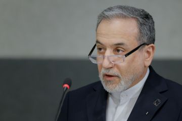 وزير الخارجية الإيراني: الاتفاق مع سلطنة عمان لا يعني فتح مضيق هرمز وزير الخارجية الإيراني: الاتفاق مع سلطنة عمان لا يعني فتح مضيق هرمز