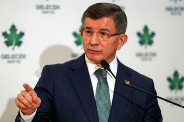 أحمد داود أوغلو يخضع للتحقيق في تركيا بتهمة التعرض للرئيس أحمد داود أوغلو يخضع للتحقيق في تركيا بتهمة التعرض للرئيس