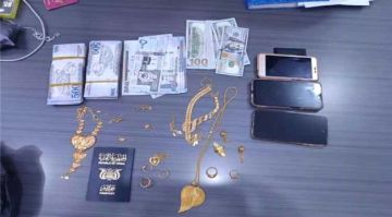 أمن عدن يكرم بحث بئر فضل بعد استعادة فتاة ومقتنيات ثمينة أمن عدن يكرم بحث بئر فضل بعد استعادة فتاة ومقتنيات ثمينة