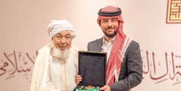 عاهل الأردن يمنح الشيخ بن بيه وسام النهضة عاهل الأردن يمنح الشيخ بن بيه وسام النهضة