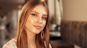 أخطاء في المكياج اليومي قد تبرز علامات التقدم في السن.. فما البديل؟