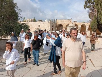 مئات المستوطنين يقتحمون المسجد الأقصى وسط اعتداءات في المدينة المقدسة مئات المستوطنين يقتحمون المسجد الأقصى وسط اعتداءات في المدينة المقدسة