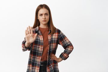 كيف تتعامل مع صديق يتعمد إحراجك؟ كيف تتعامل مع صديق يتعمد إحراجك؟