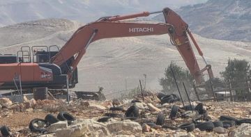 العدو الإسرائيلي يهدم منشآت ويجرف أراض بالعيساوية شرق القدس العدو الإسرائيلي يهدم منشآت ويجرف أراض بالعيساوية شرق القدس