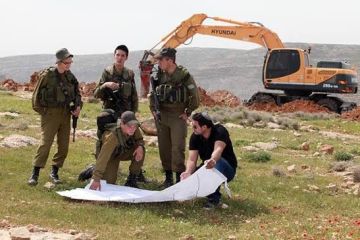 العدو الصهيوني يخطر فلسطينيا بهدم منزله في الخليل