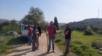 مستوطنون يعتدون على فتى شرق يطا وآخرون يصيبون 3 فلسطينيين في جمالا مستوطنون يعتدون على فتى شرق يطا وآخرون يصيبون 3 فلسطينيين في جمالا