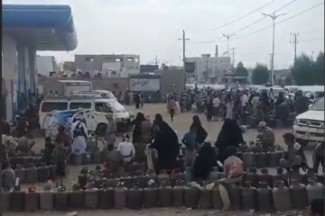 غضب شعبي في مأرب بسبب أزمة الغاز الخانقة وانتشار الأسواق السوداء (فيديو) غضب شعبي في مأرب بسبب أزمة الغاز الخانقة وانتشار الأسواق السوداء (فيديو)