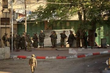 قوات العدو الإسرائيلي تقتحم بيت فجار وتعتقل فلسطينيا من مدينة الخليل قوات العدو الإسرائيلي تقتحم بيت فجار وتعتقل فلسطينيا من مدينة الخليل