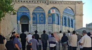 مستوطنون يؤدون طقوسا تلمودية في باحات الأقصى مستوطنون يؤدون طقوسا تلمودية في باحات الأقصى