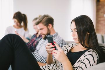 أسباب تجعلك تشعرين أن الجميع يعيشون حياة أفضل منك على مواقع التواصل الاجتماعي أسباب تجعلك تشعرين أن الجميع يعيشون حياة أفضل منك على مواقع التواصل الاجتماعي