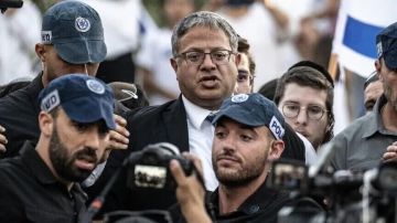 بن غفير يقتحم حائط البراق بالتزامن مع اقتحام ألف مستوطن للأقصى بن غفير يقتحم حائط البراق بالتزامن مع اقتحام ألف مستوطن للأقصى