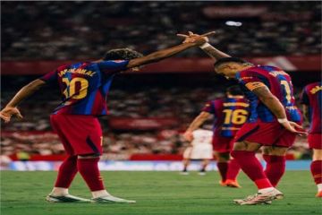 هاتريك رافينيا يمنح برشلونة فوزا مثيرا على إشبيلية هاتريك رافينيا يمنح برشلونة فوزا مثيرا على إشبيلية