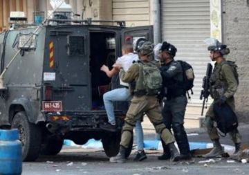 العدو الإسرائيلي يعتقل شابا فلسطينيا من بيت أمر ويداهم منازل في تفوح بالخليل العدو الإسرائيلي يعتقل شابا فلسطينيا من بيت أمر ويداهم منازل في تفوح بالخليل