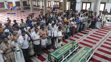 تشييع جثامين كوكبة من شهداء القوات المسلحة في محافظة الحديدة تشييع جثامين كوكبة من شهداء القوات المسلحة في محافظة الحديدة