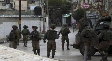 العدو الإسرائيلي يعتقل فلسطينيين وسط حملة مداهمات واسعة بالضفة الغربية المحتلة العدو الإسرائيلي يعتقل فلسطينيين وسط حملة مداهمات واسعة بالضفة الغربية المحتلة