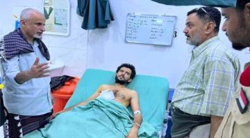 الشبحي يطمئن على جرحى معركة الساحل في مستشفى عبود بالعاصمة عدن الشبحي يطمئن على جرحى معركة الساحل في مستشفى عبود بالعاصمة عدن