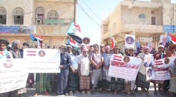 جماهير سقطرى تحمل سلطات الوصاية مسؤولية المعاناة المعيشية