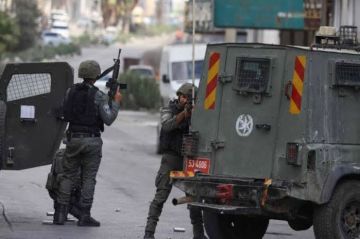 قوات الاحتلال تعتقل 8 فلسطينيين جنوب الخليل قوات الاحتلال تعتقل 8 فلسطينيين جنوب الخليل