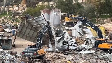 العدو الإسرائيلي يهدم خمسة بركسات سكنية وحظيرة أغنام في عناتا ويعتدي على الفلسطينيين العدو الإسرائيلي يهدم خمسة بركسات سكنية وحظيرة أغنام في عناتا ويعتدي على الفلسطينيين
