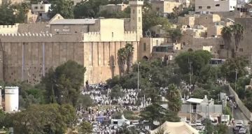 بن غفير يقتحم الحرم الإبراهيمي.. العدو الإسرائيلي يغلقه أمام الفلسطينيين ويفتحه للمستوطنين بن غفير يقتحم الحرم الإبراهيمي.. العدو الإسرائيلي يغلقه أمام الفلسطينيين ويفتحه للمستوطنين