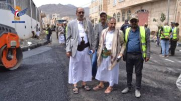 تفقد أعمال سفلتة شارع 14 بمديرية صنعاء الجديدة تفقد أعمال سفلتة شارع 14 بمديرية صنعاء الجديدة